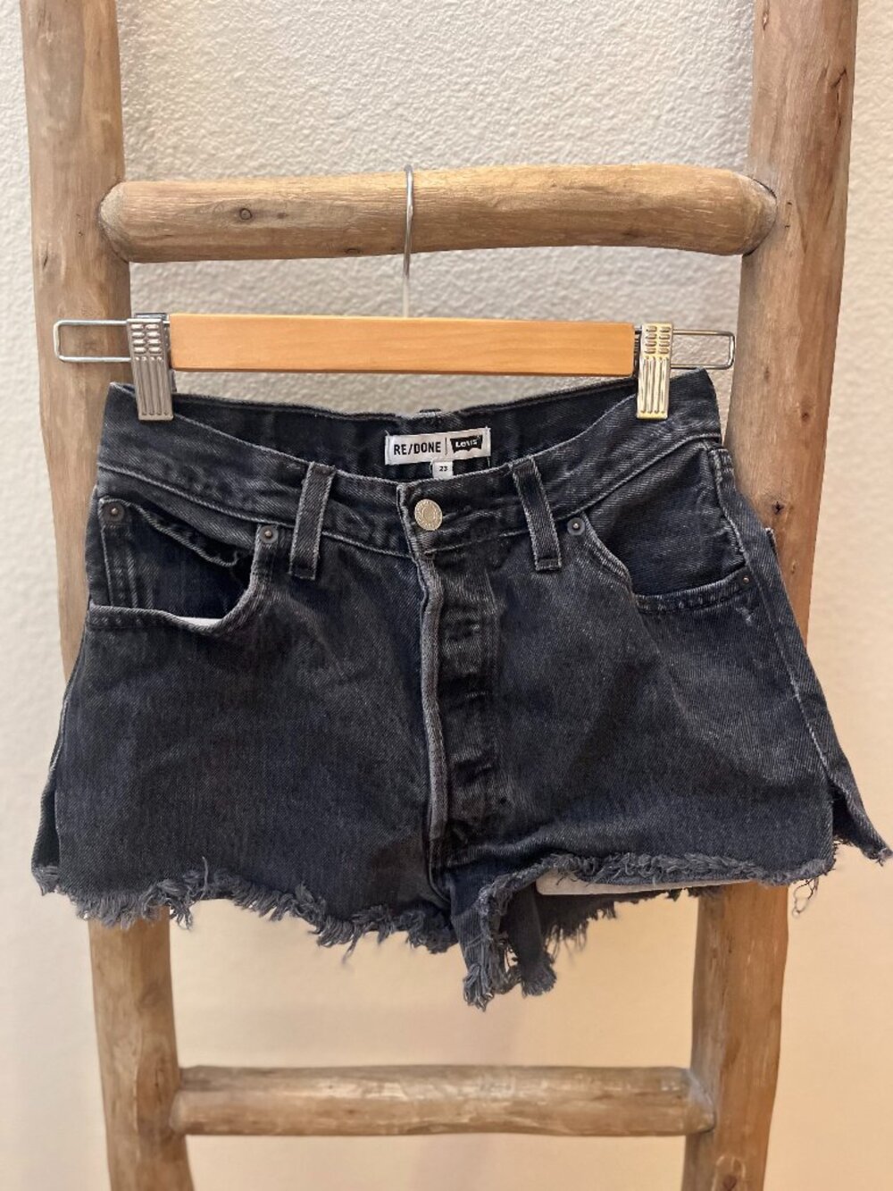RE/DONE x Levi’s Black High Rise Cutoff Denim Shorts Distressed Raw Hem 23